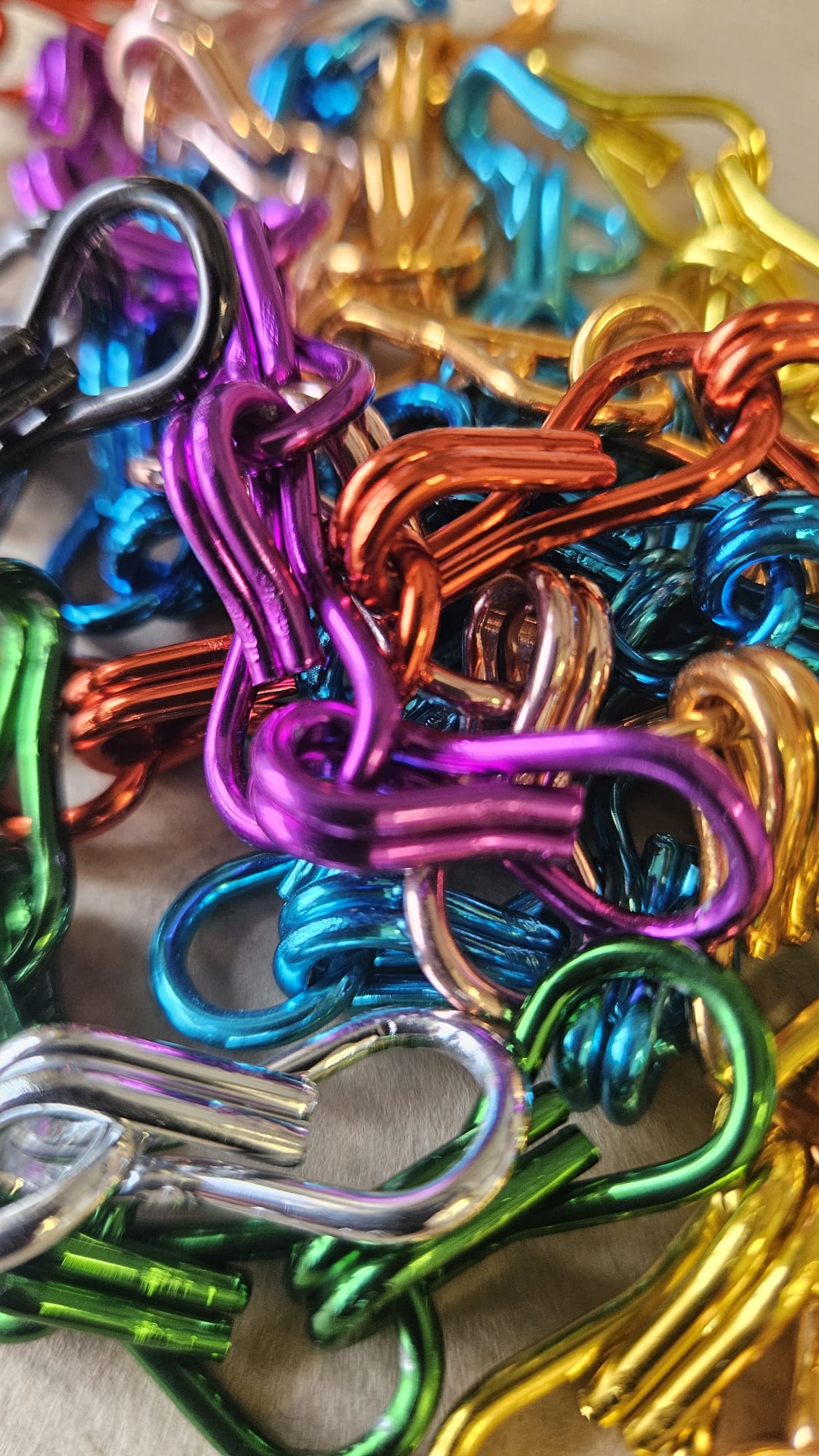 Gros plan sur une chaînette aluminium utilisée pour les rideaux de porte Maillon Création