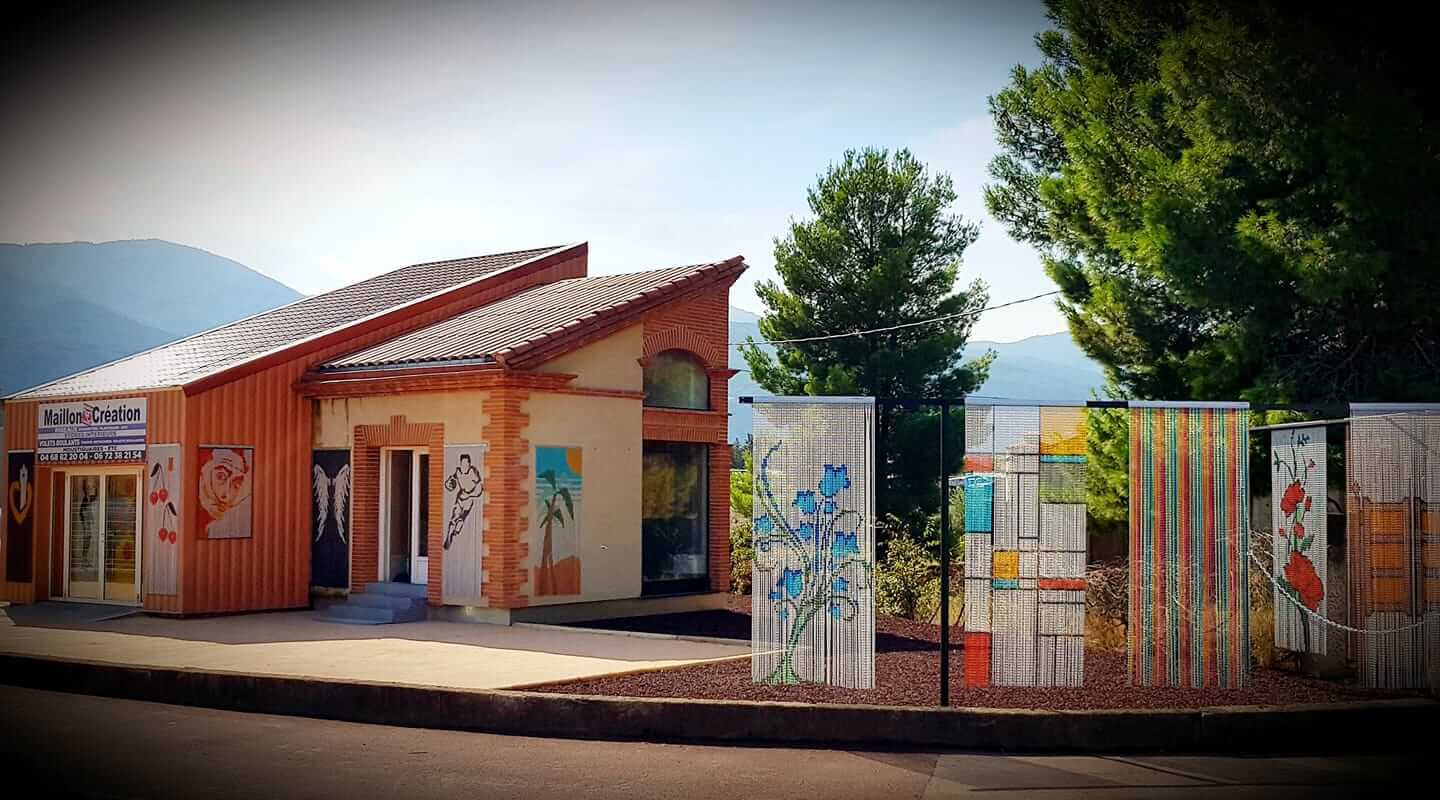 Magasin Maillon Création avec présentation de rideaux chaînette à Céret