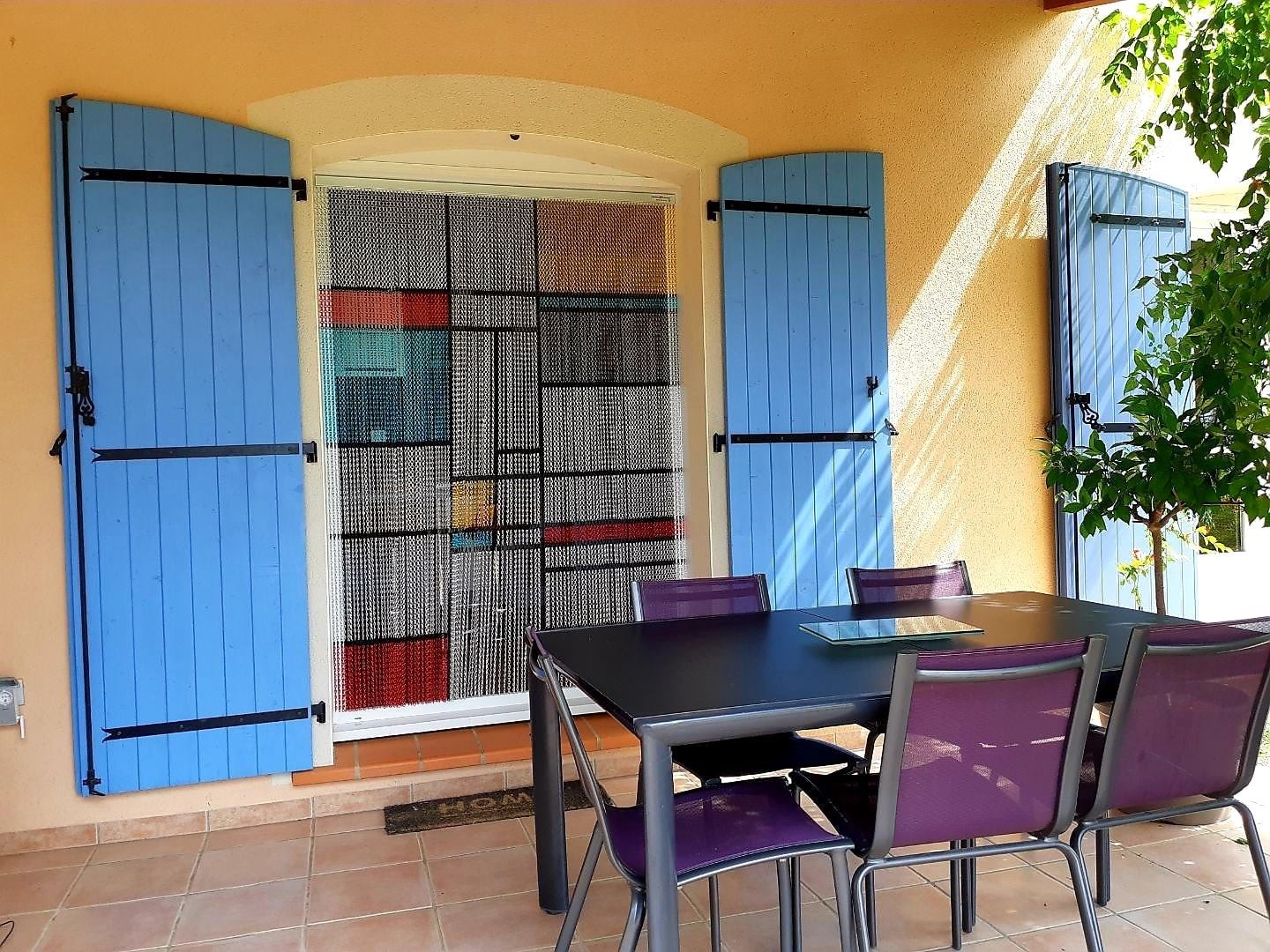 Rideau chaînette aluminium avec dessin Mondrian, utilisé comme rideau de porte anti-mouches décoratif