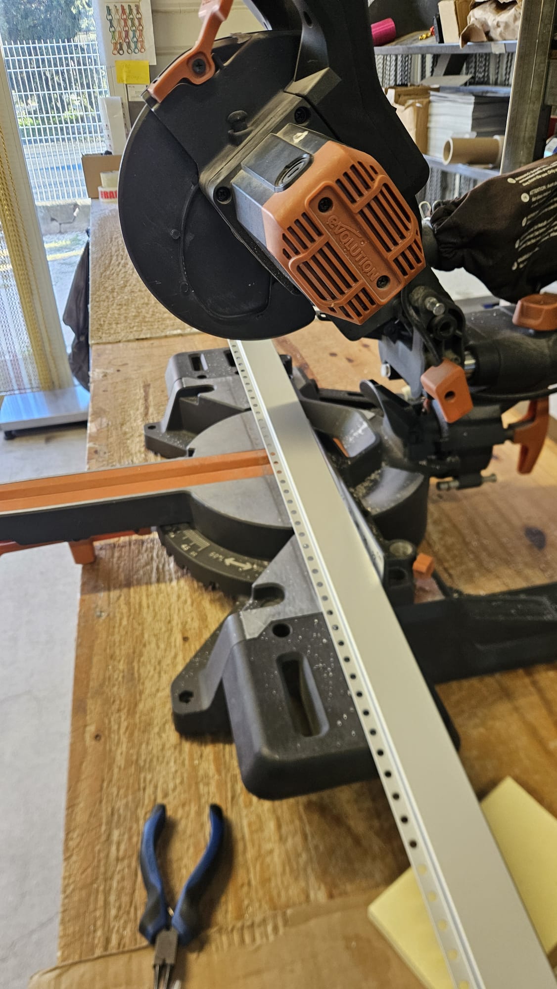 Matériel d’atelier utilisé pour la fabrication des rideaux chaînette aluminium