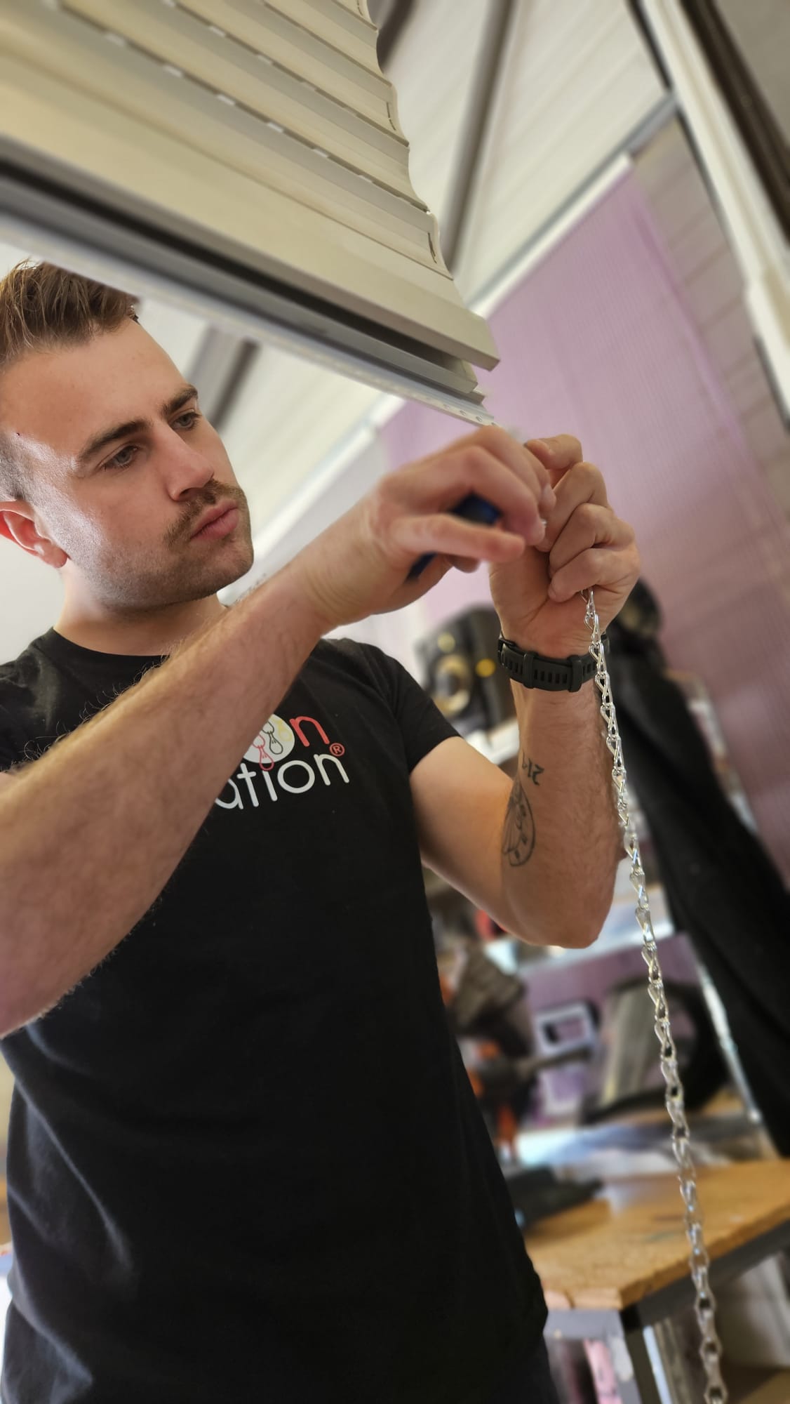Fabrication d’un rideau chaînette aluminium dans l’atelier Maillon Création à Céret