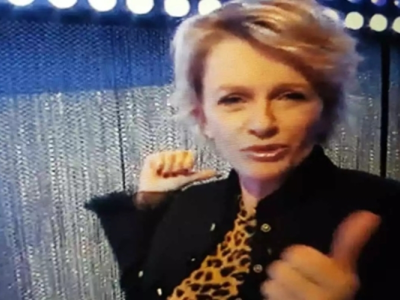 Sophie Davant traverse le rideau alu MaillonCréation®